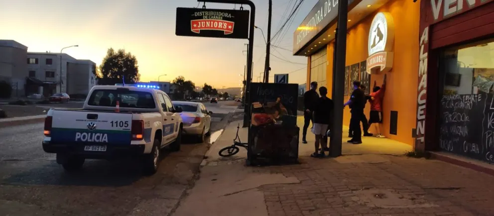 Con una navaja, amenazó a dos adolescentes para robarles 