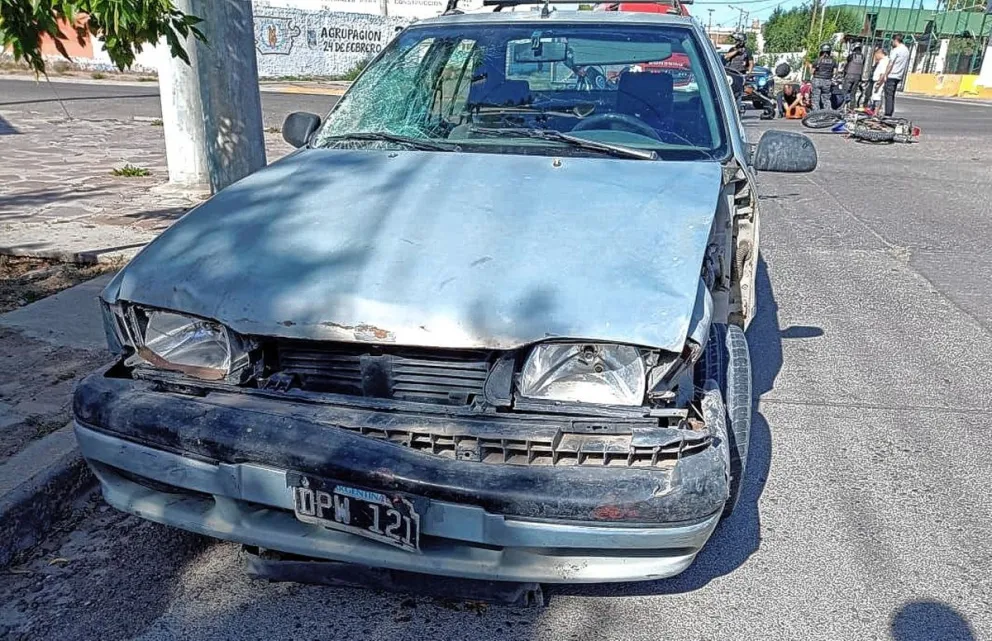 Motociclista lesionado en fuerte choque contra auto