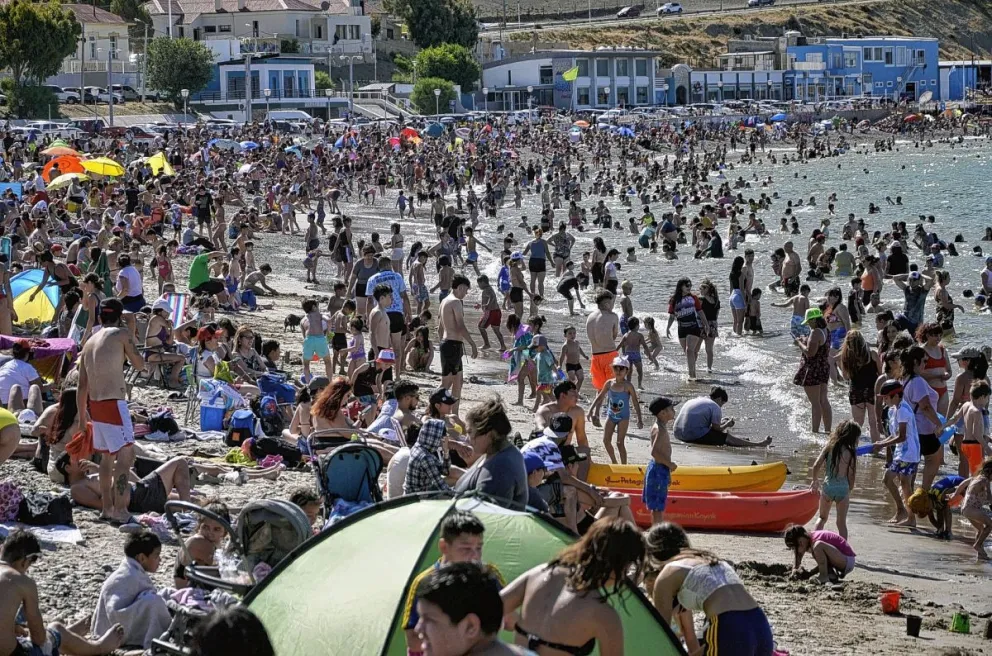Con 37 grados y sin viento Comodoro se convirtió en un horno