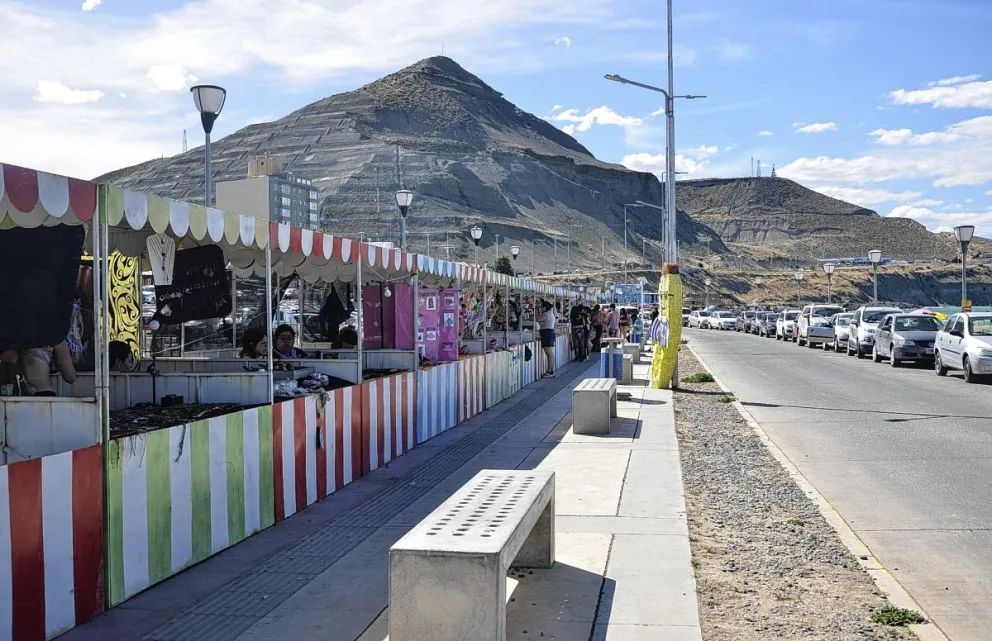 Los artesanos locales estarán presentes  en la costanera todo el fin de semana