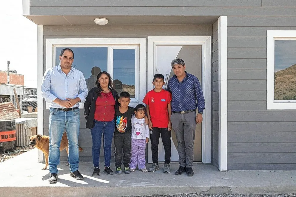 Sampaoli encabezó una nueva entrega de viviendas sociales a familias de Comodoro