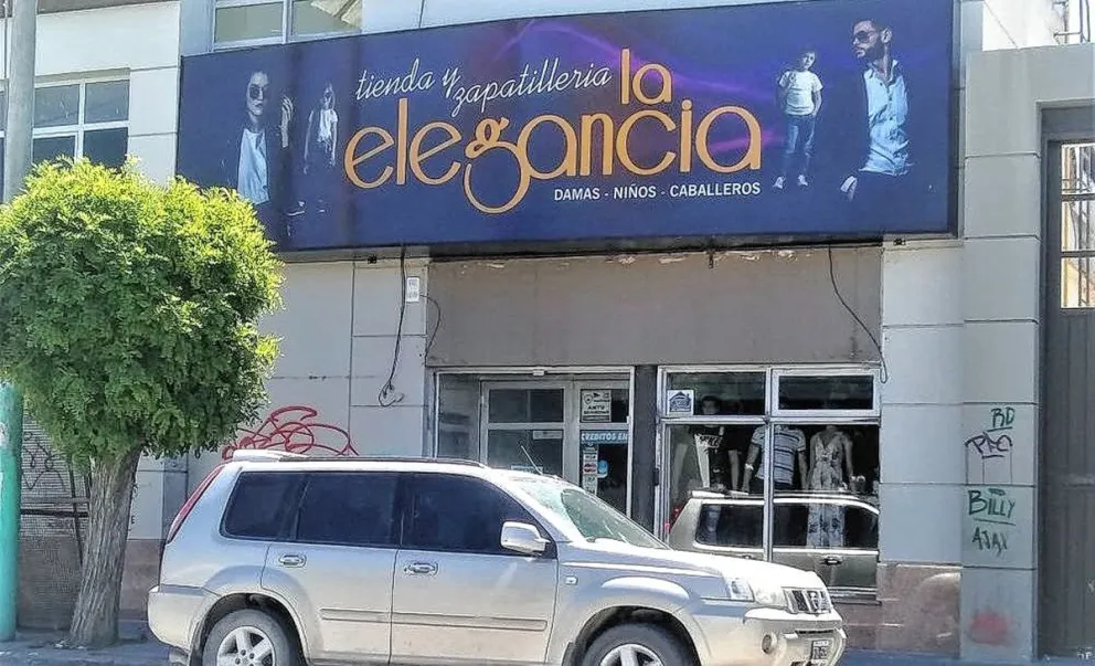 Desvalijan una tienda en el centro de Trelew y se llevan casi medio millón de pesos en ropa