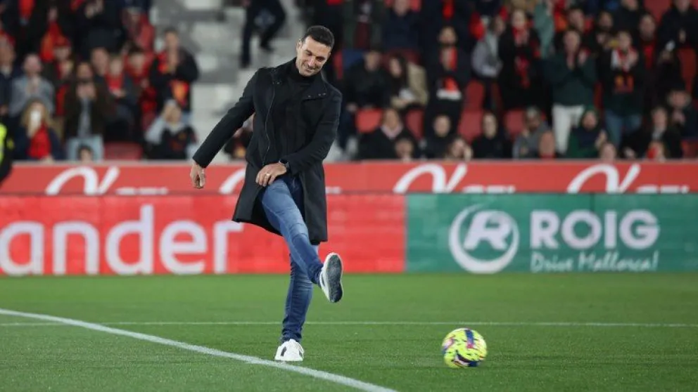 Lionel Scaloni fue homenajeado en Mallorca y dio el puntapié inicial en el partido ante el Real Valladolid