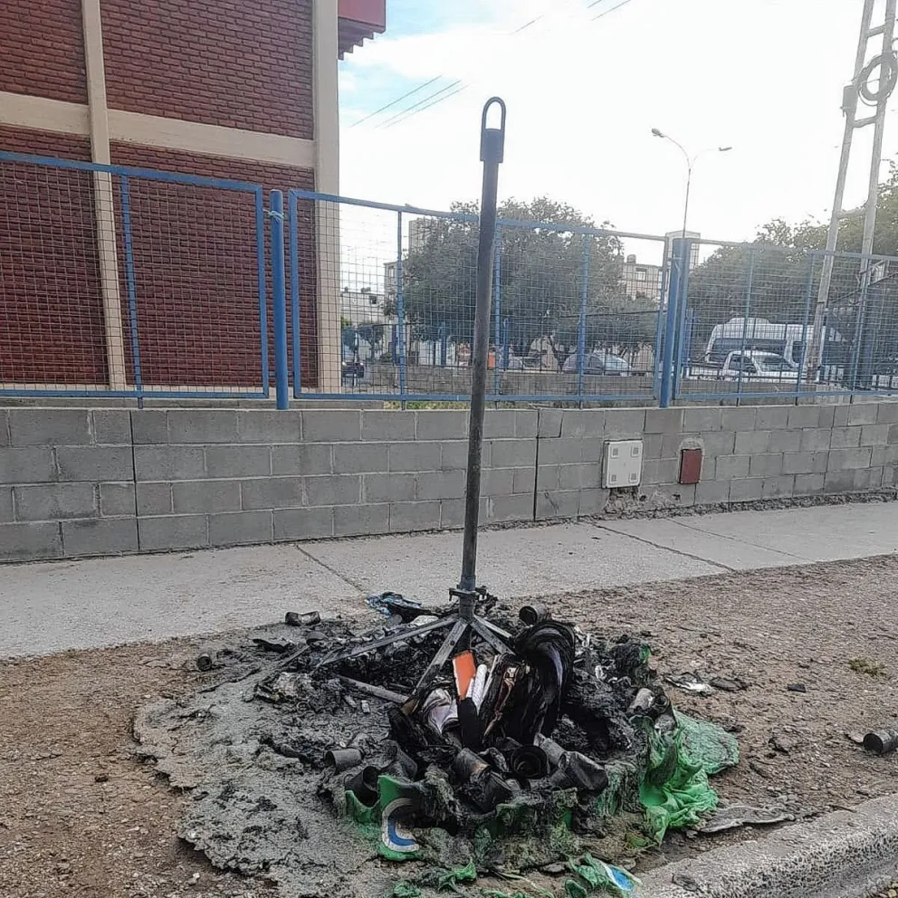 Apareció nuevamente otro iglú de residuos quemado