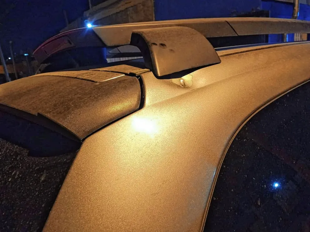 Sorpresivo ataque a balazos contra el vehículo particular de un policía
