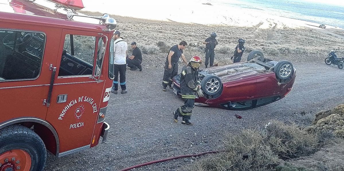 Quedaron atrapados al volcar el automóvil en el camino costero de Puerto Deseado