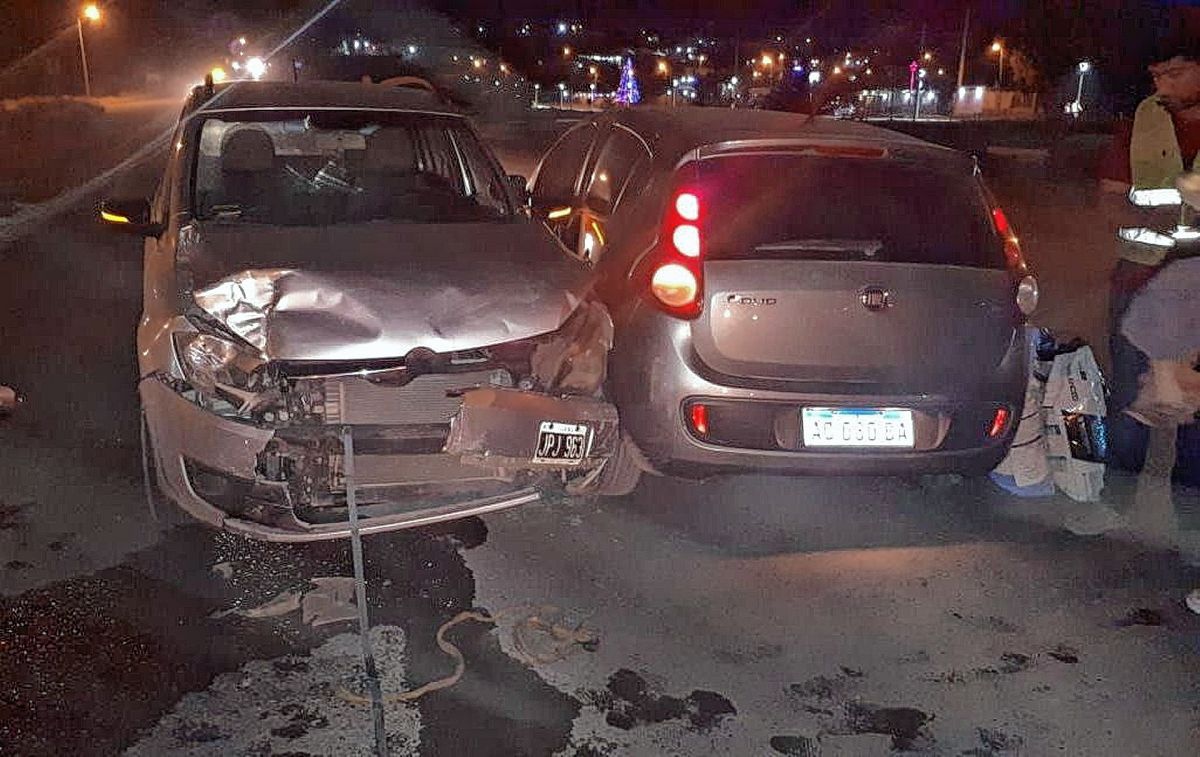 Violento choque con lesionados en el ingreso al barrio Gesta de Malvinas