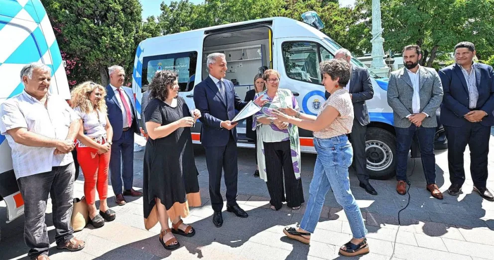 Comodoro sumó una nueva ambulancia y se firmó el inicio de obra en el Hospital Regional