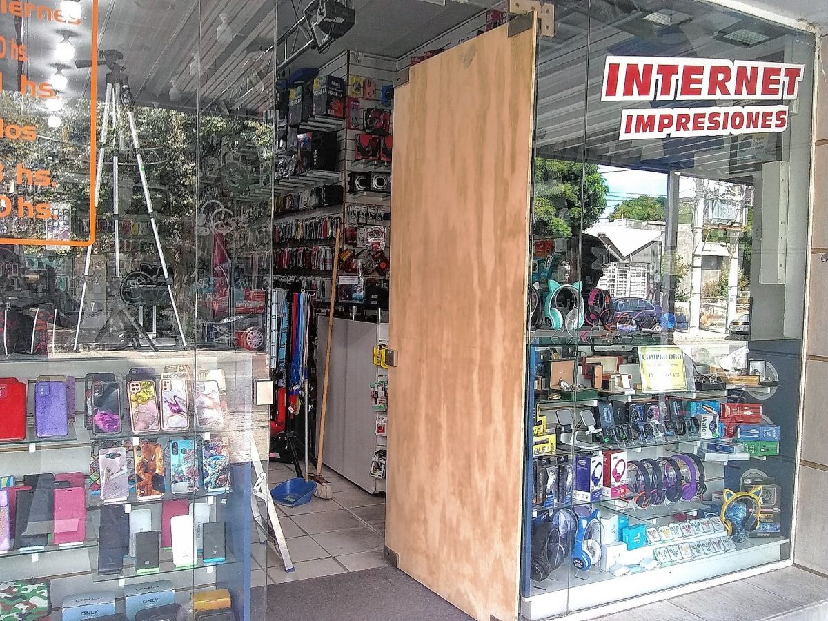 Destruyen de “un mazazo” puerta blindex de negocio en Trelew y entran a robar $200.000 de una caja fuerte