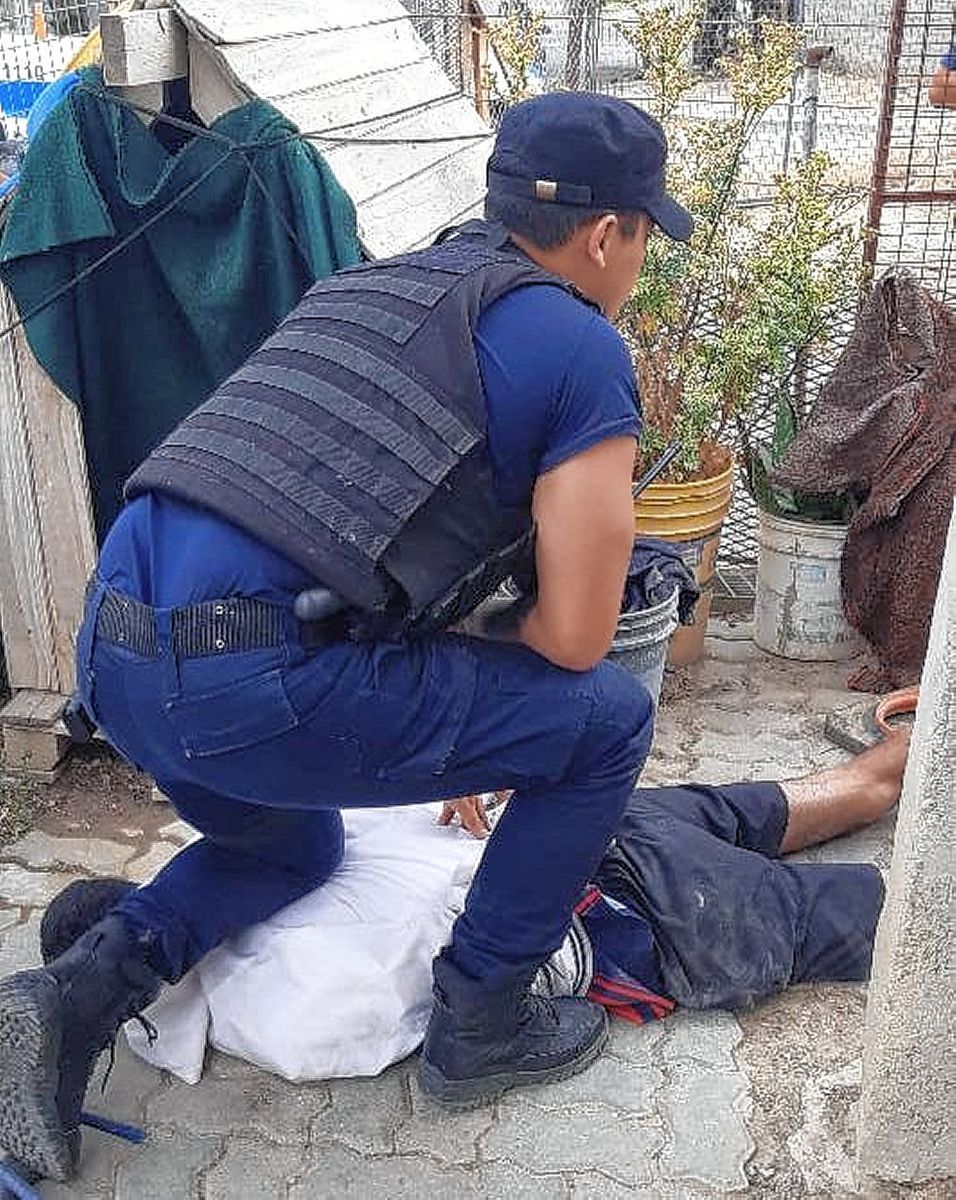 Detuvieron a dos jóvenes con perfumes de hombre robados en una casa