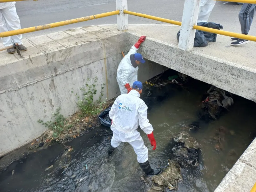 Continúan trabajando en la limpieza de canales