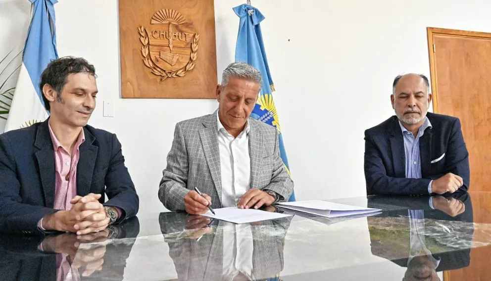 Arcioni promulgó la Ley que trasfiere a la Cámara de Comercio de Comodoro Rivadavia y Rada Tilly su histórico edificio