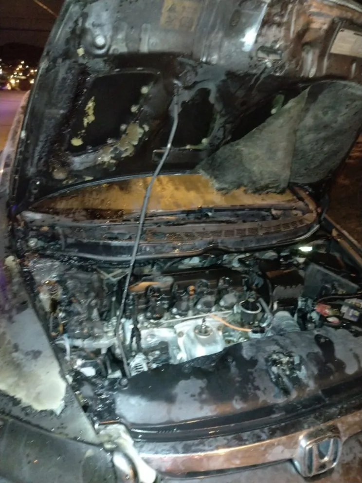 Se incendió un auto en barrio Pietrobelli e investigan si se trató de un hecho intencional 