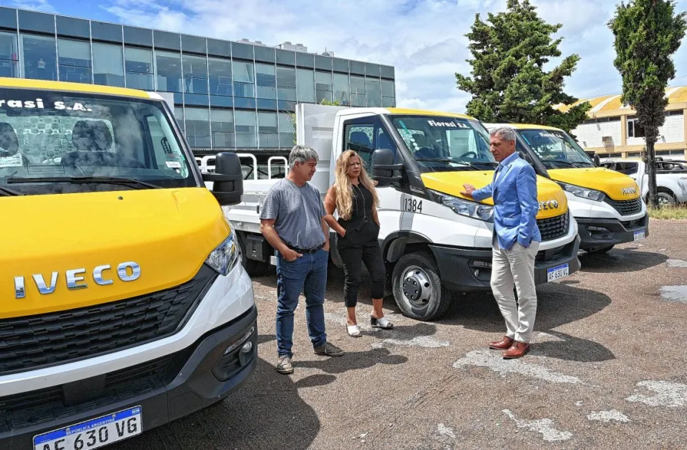 Arcioni presentó los nuevos camiones del parque automotor de Vialidad Provincial