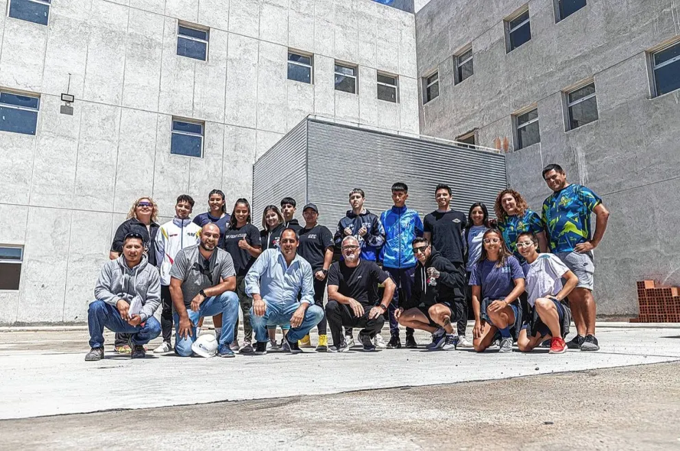 Funcionarios municipales y deportistas recorrieron la obra del Hotel Deportivo