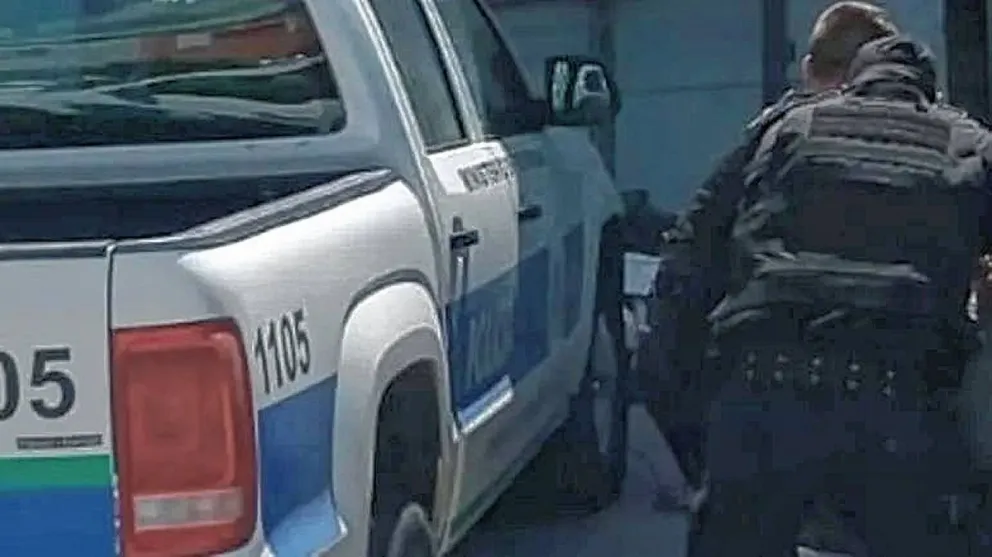 Un hombre provocó daños en un auto y una carnicería