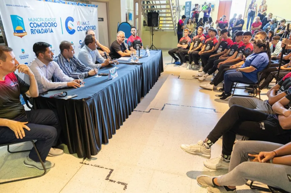 El Municipio entregó aportes e indumentaria al equipo de vóley Waiwen que jugará la Liga A2