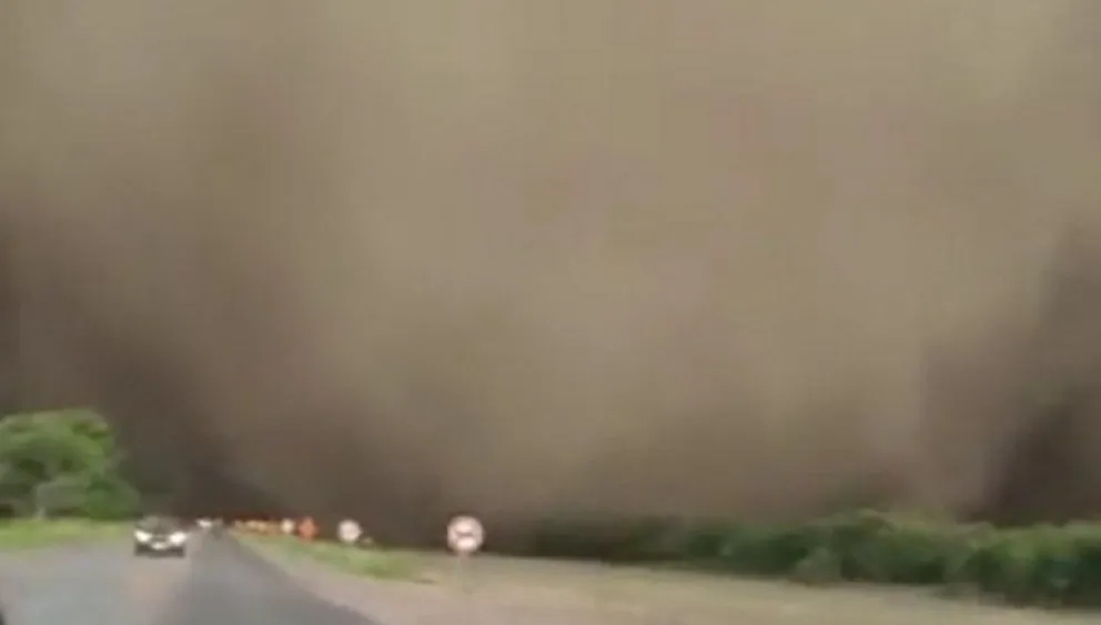 Video: una enorme tormenta de tierra sacudió a Chaco