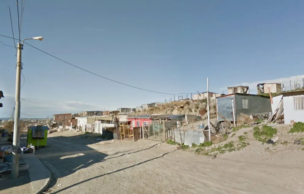 Lo invitó a su casa luego de salir de un pub y, al llegar, lo asaltaron tres sujetos armados  