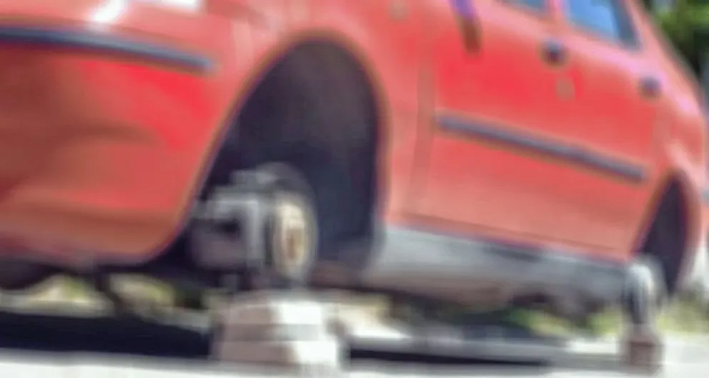 Le roban a joven las cuatro ruedas de su auto mientras cenaba con la madre, y a otros dos vehículos les sustraen los auxilios
