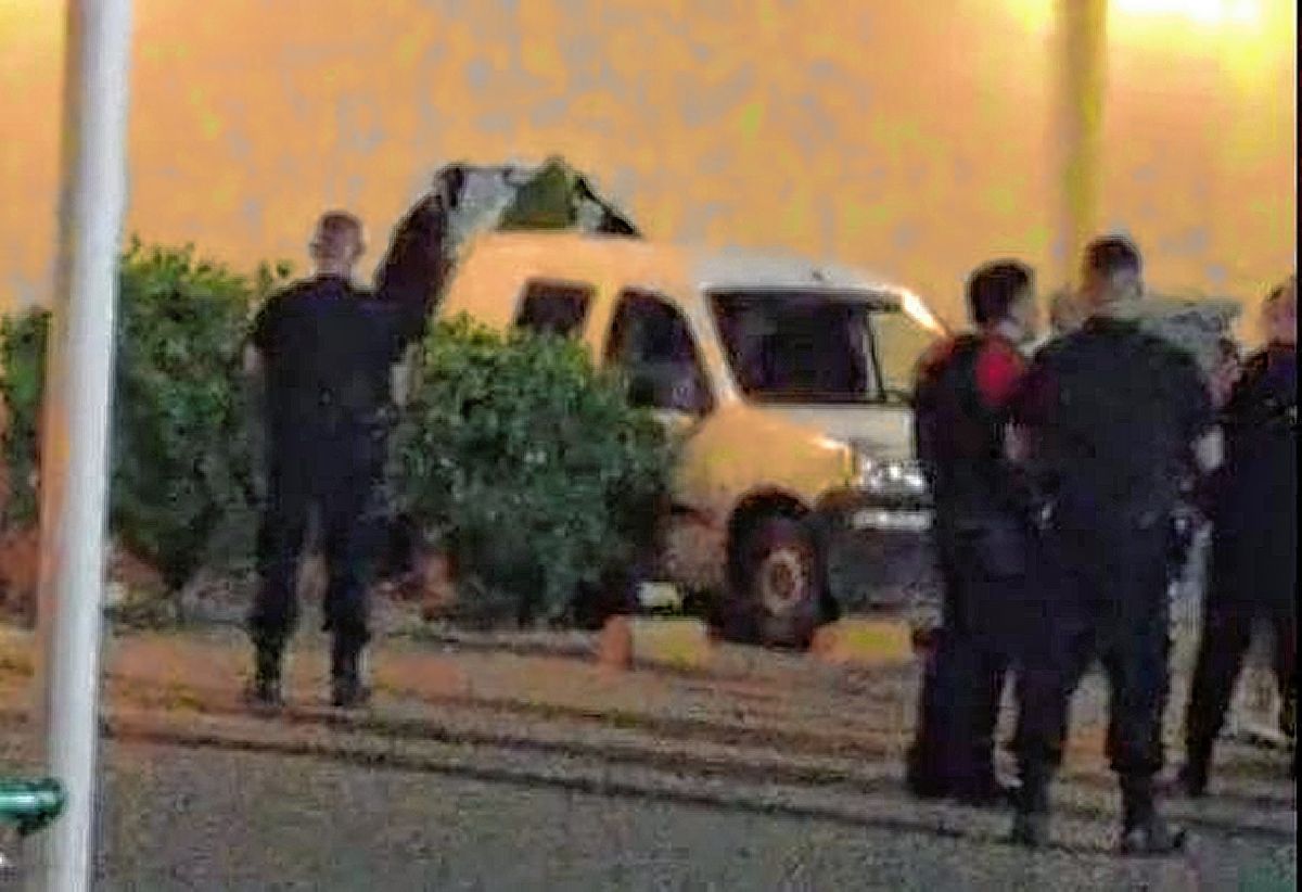 Chocando utilitario robado contra pared del shopping de Trelew hacen un gran boquete para entrar a robar