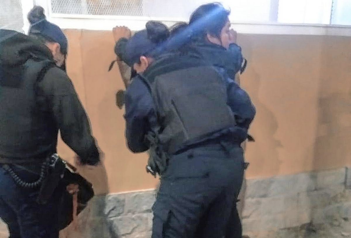 Tenía que cumplir una condena por intento de robo y la atraparon caminando por la calle