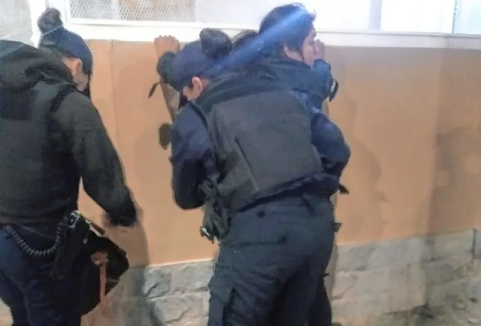 Tenía que cumplir una condena por intento de robo y la atraparon caminando por la calle