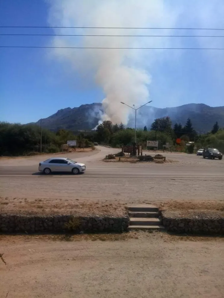El Gobierno de la Provincia despliega recursos para controlar incendio en El Hoyo