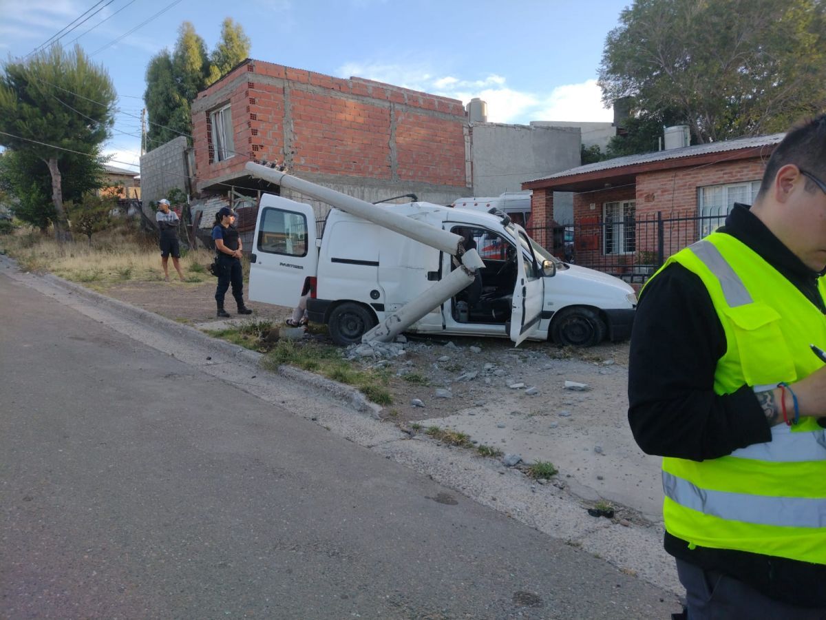 Escapó de un control, chocó y su acompañante resultó contar con pedido de captura 