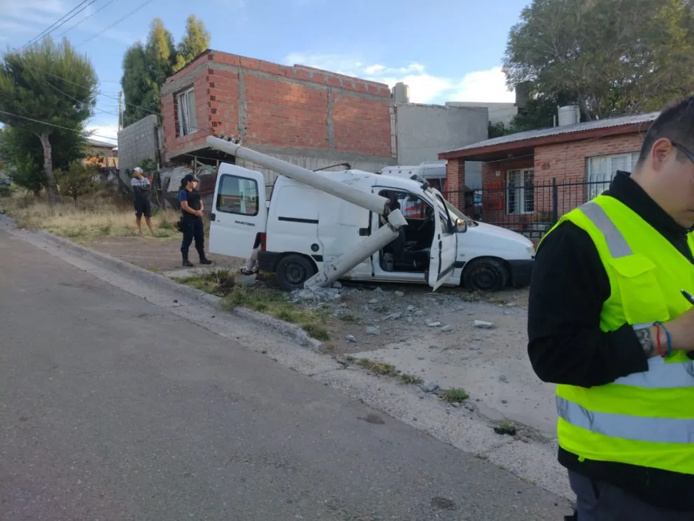 Escapó de un control, chocó y su acompañante resultó contar con pedido de captura 