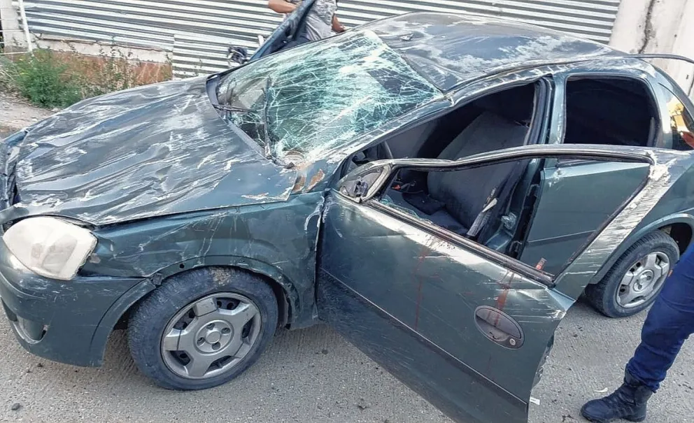 Murió el hombre que cayó con el auto de un muro de contención
