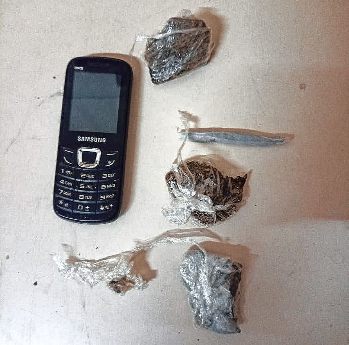 Encontraron marihuana y un celular en una requisa en Comisaría Tercera