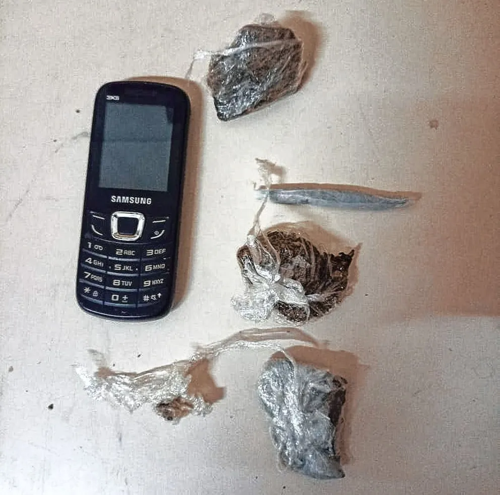 Encontraron marihuana y un celular en una requisa en Comisaría Tercera