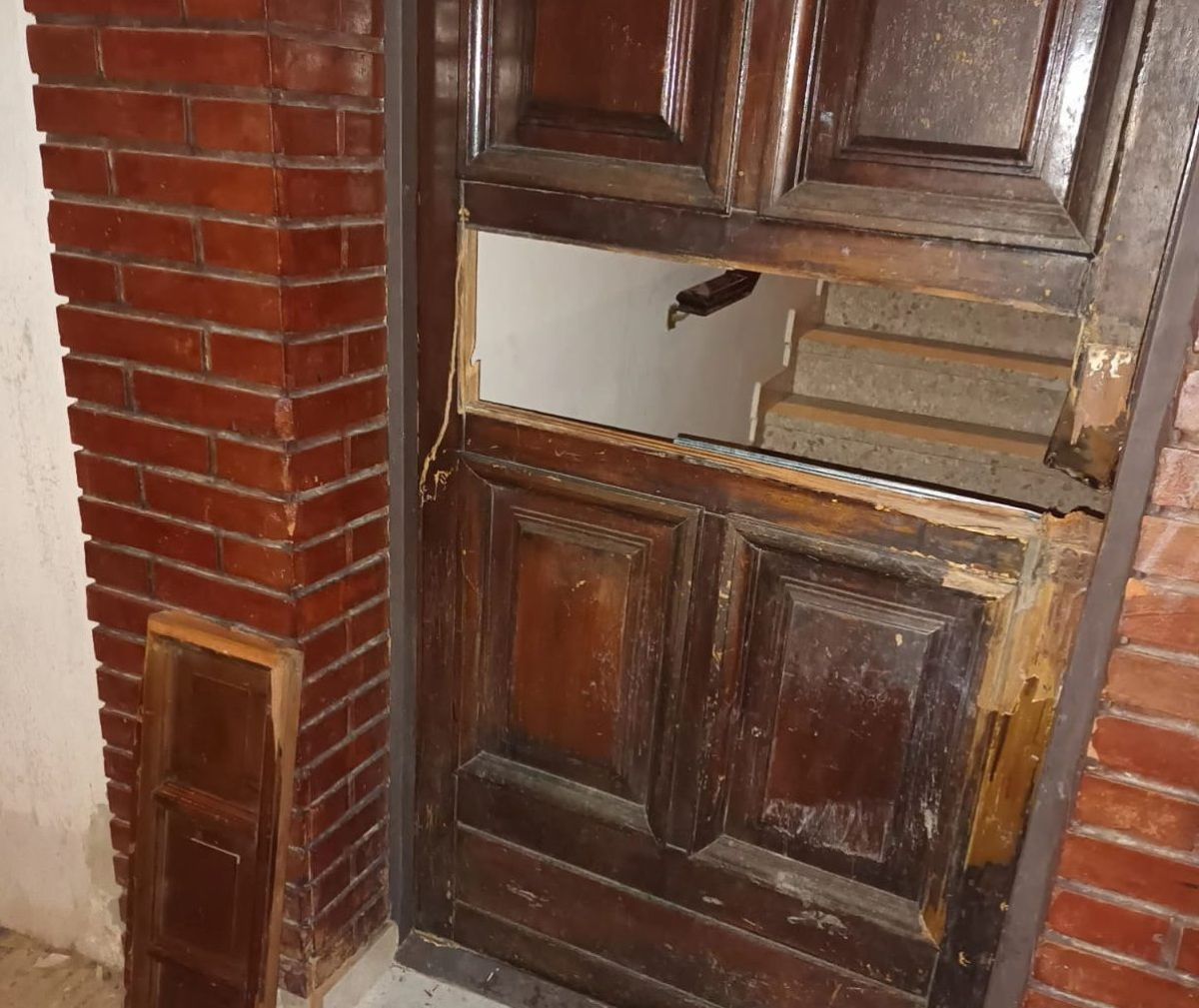 Dos menores rompieron la puerta de una vivienda e intentaron robar