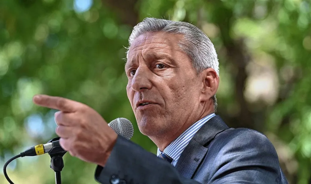 Arcioni anunció el 38% de aumento salarial para los trabajadores estatales y la regularización de 8.500 agentes