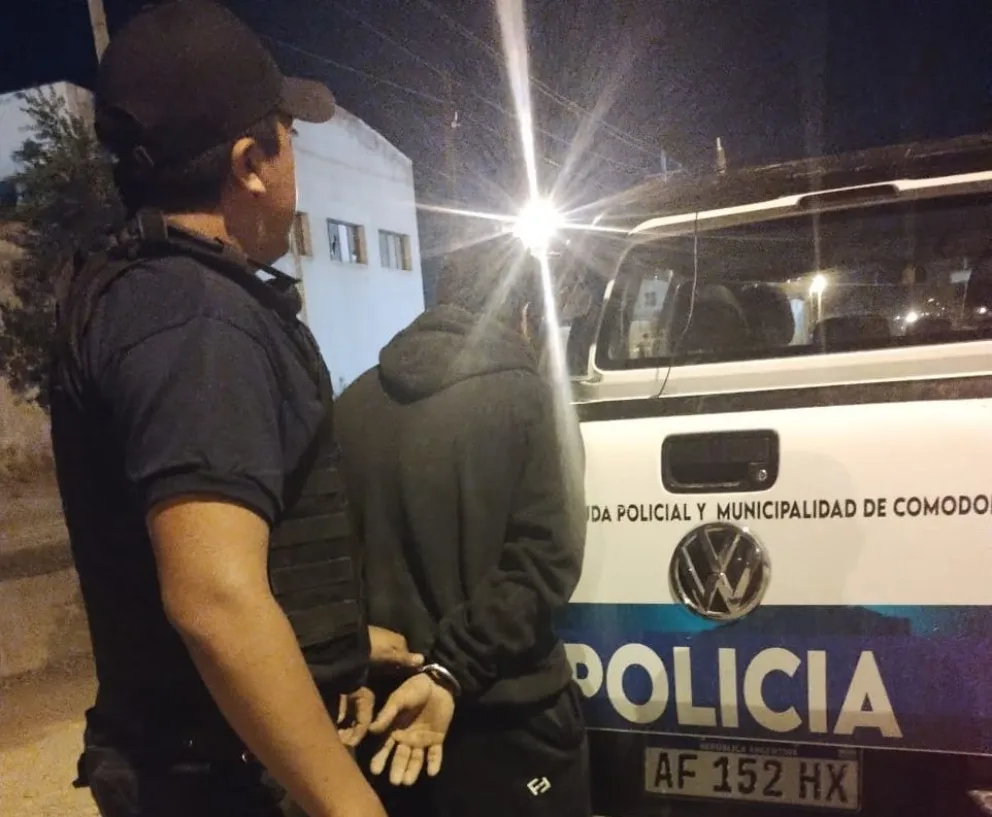 Lo detuvieron por intentar robar la rueda de un auto
