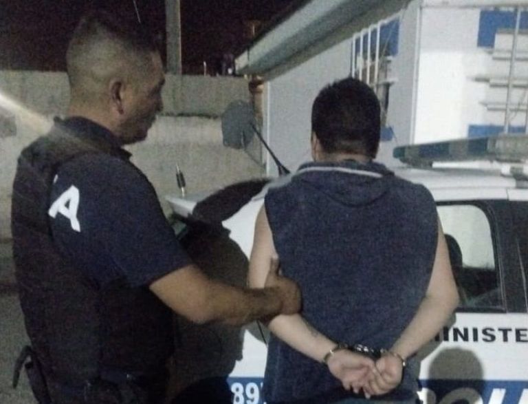 Quedó atrapado por la marea, lo rescataron y resultó tener pedido de captura