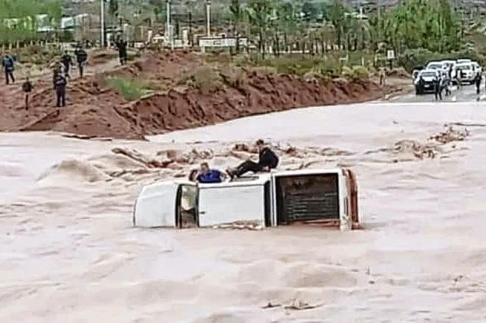 Fuerte temporal y espectacular rescate de dos trabajadores petroleros