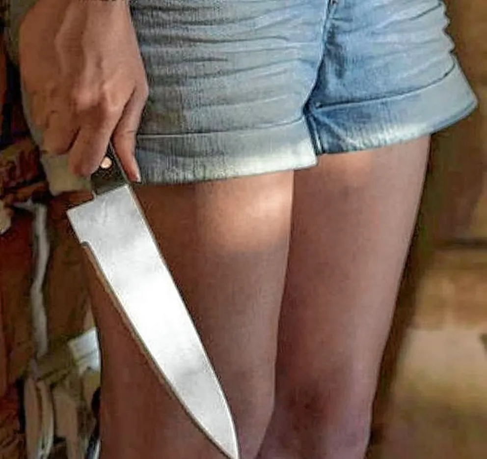 Una chica apuñaló en la calle a un hombre ebrio y después se entregó a la policía