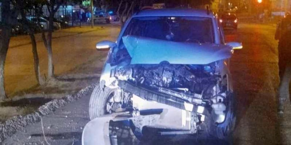 Maniobra accidental con heridos y destrucción parcial de un vehículo