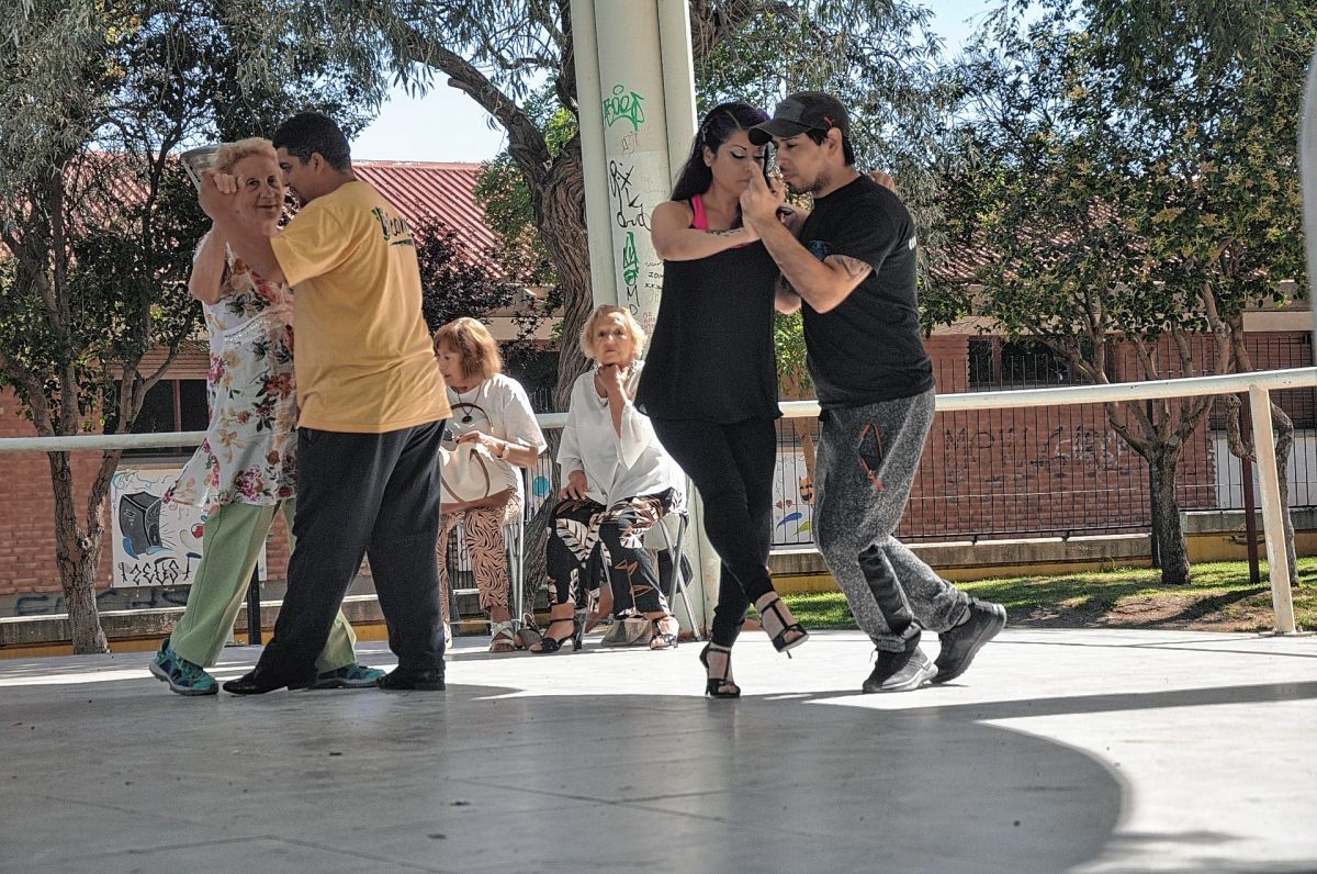 Comenzaron los domingos de milonga en la plazoleta Carlos Gardel