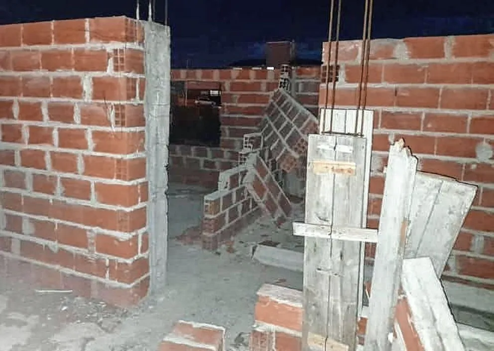 Desolación total: delincuentes vandalizaron y robaron la casa en construcción de un bombero