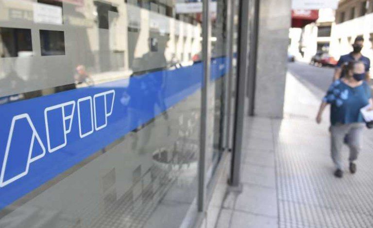 AFIP sube el IVA a 8% a no inscriptos que vendan más de $200.000 por mes en plataformas digitales