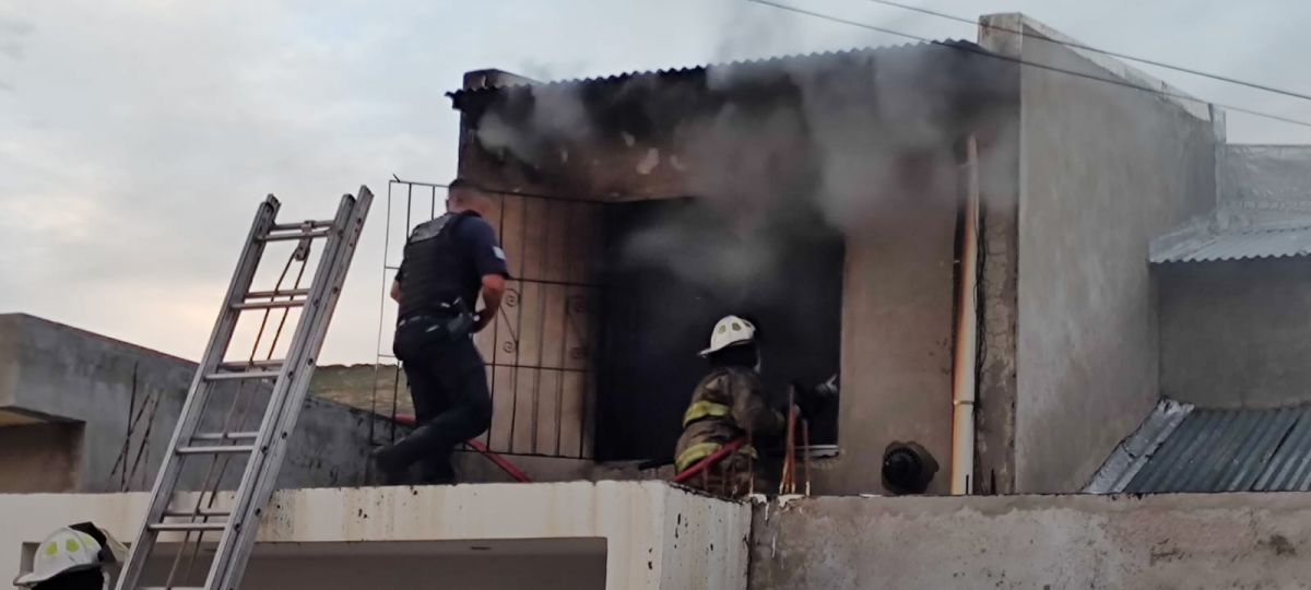 Una mujer murió en un incendio y su padre está en terapia intensiva luego de intentar rescatarla