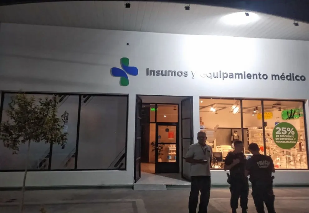 En tres minutos asaltan una casa de insumos médicos y se llevan caja fuerte con importante suma de dinero