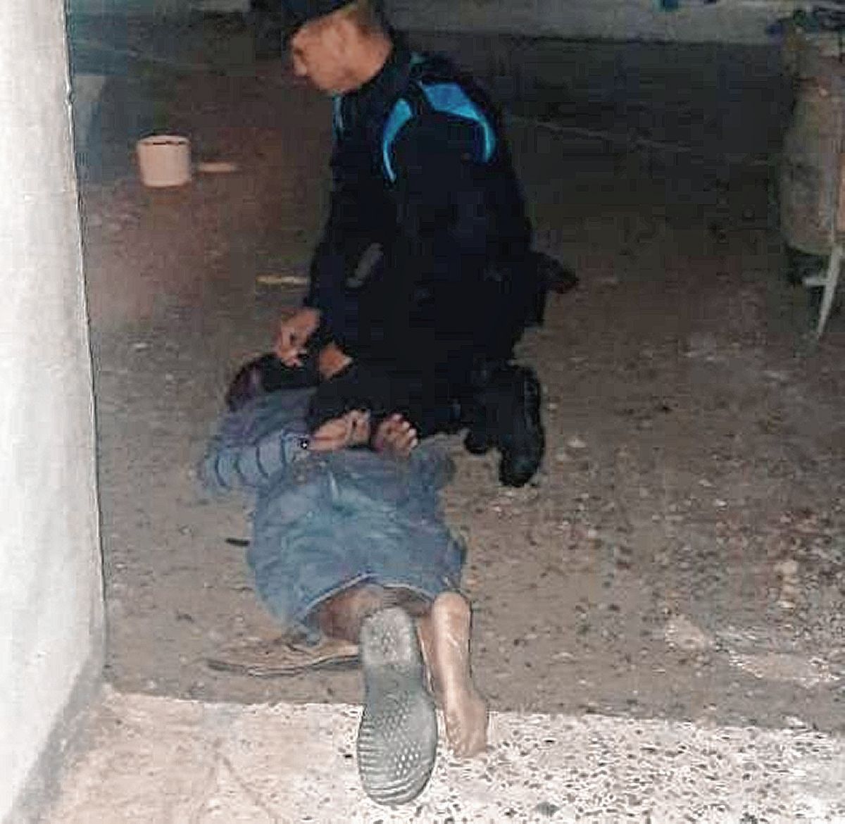Acosaba a una mujer y al llegar la policía intentó atacarlos con un cuchillo
