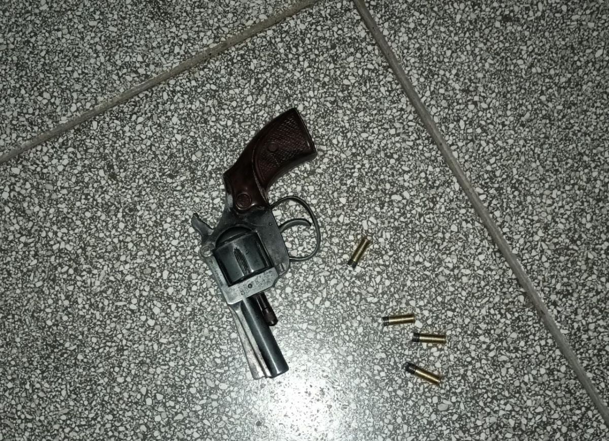 Lo encontraron armado y con droga