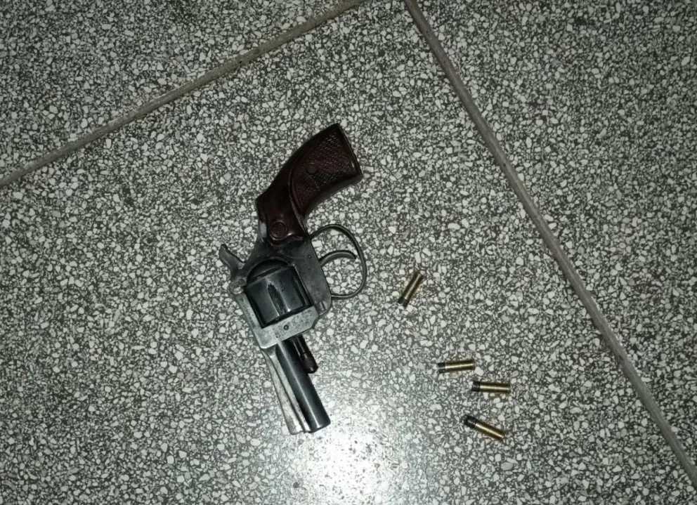 Lo encontraron armado y con droga