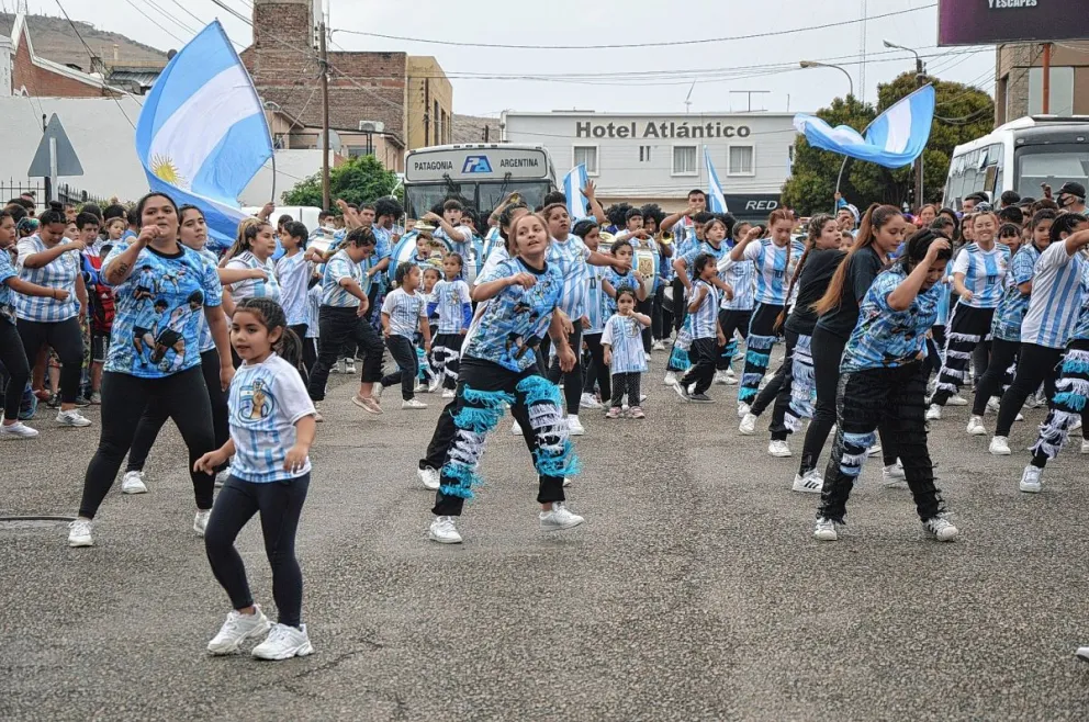 La Batucada Comodorense, bien celeste y blanca