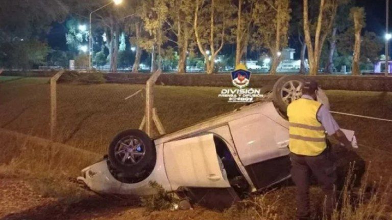 Neuquén: un joven alcoholizado volcó con su auto y lo fue a buscar un familiar que estaba más borracho que él